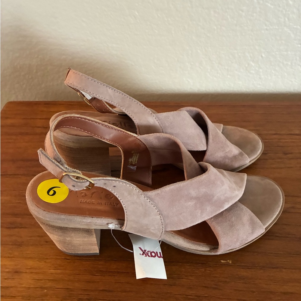 Mariella made in Italy tan suede Sandals